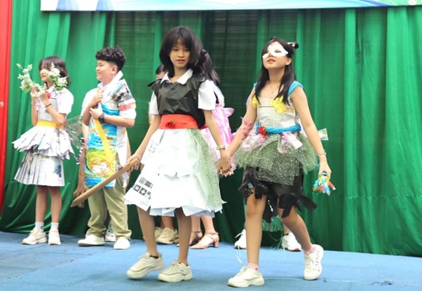 Trang phục làm từ phế liệu – Xu hướng bảo vệ môi trường 2023