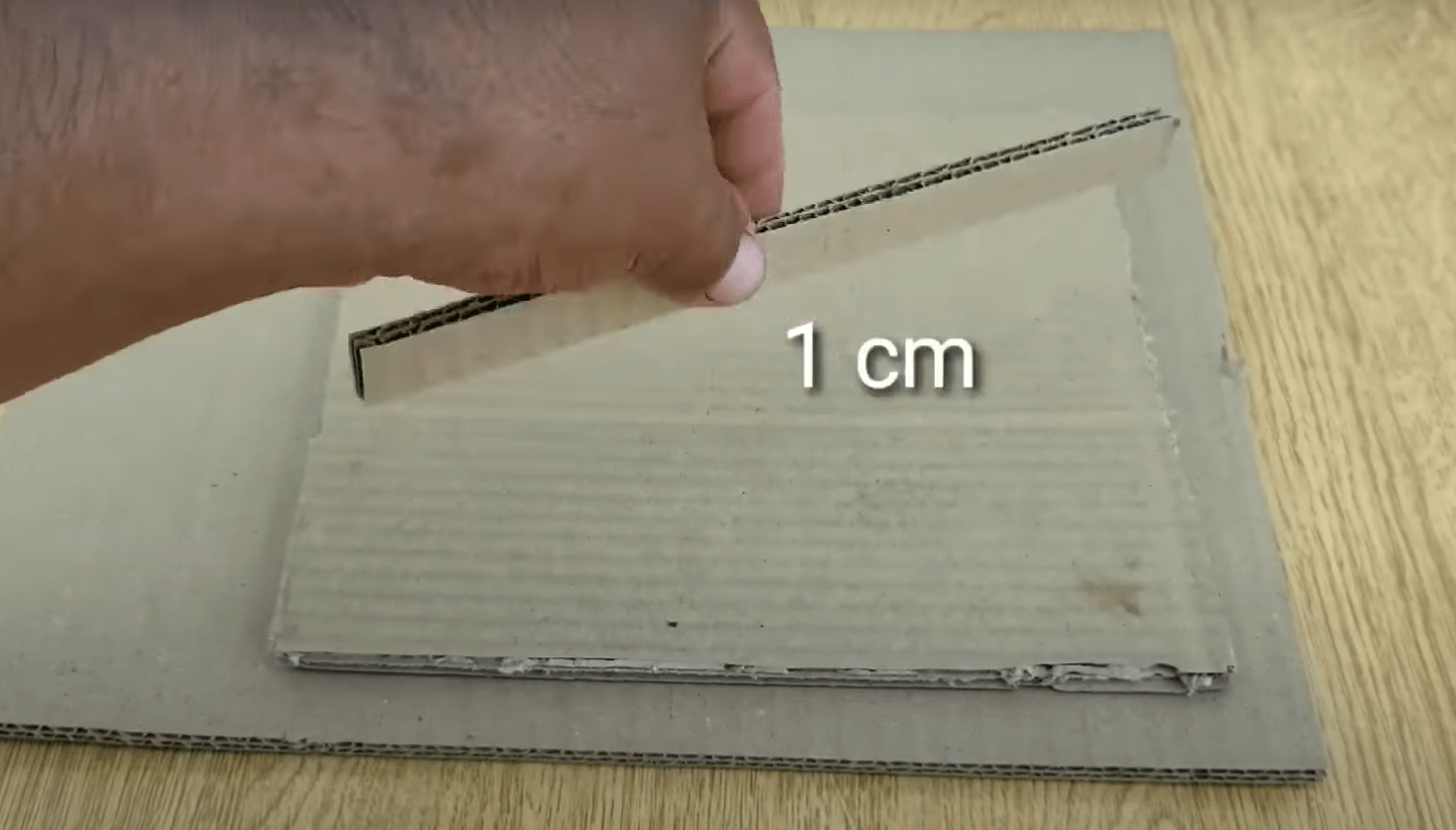 Cắt bìa thành các miếng có kích thước phù hợp