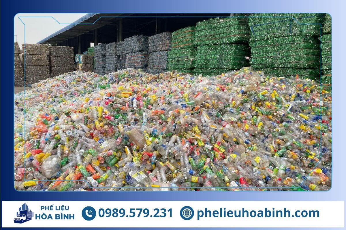 Nhựa là một trong các loại phế liệu được Phế liệu Hòa Bình thu mua tại KCN Hòa Trung