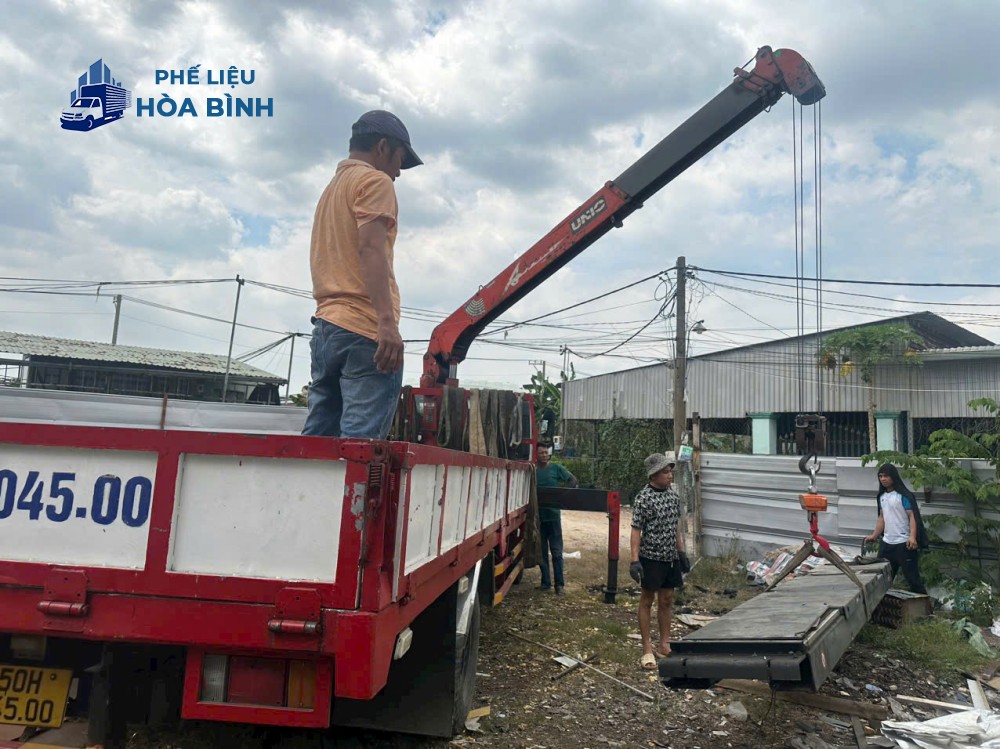 Phế Liệu Hòa Bình hỗ trợ bốc xếp và thu gom phế liệu tận nơi theo điều kiện thực tế.