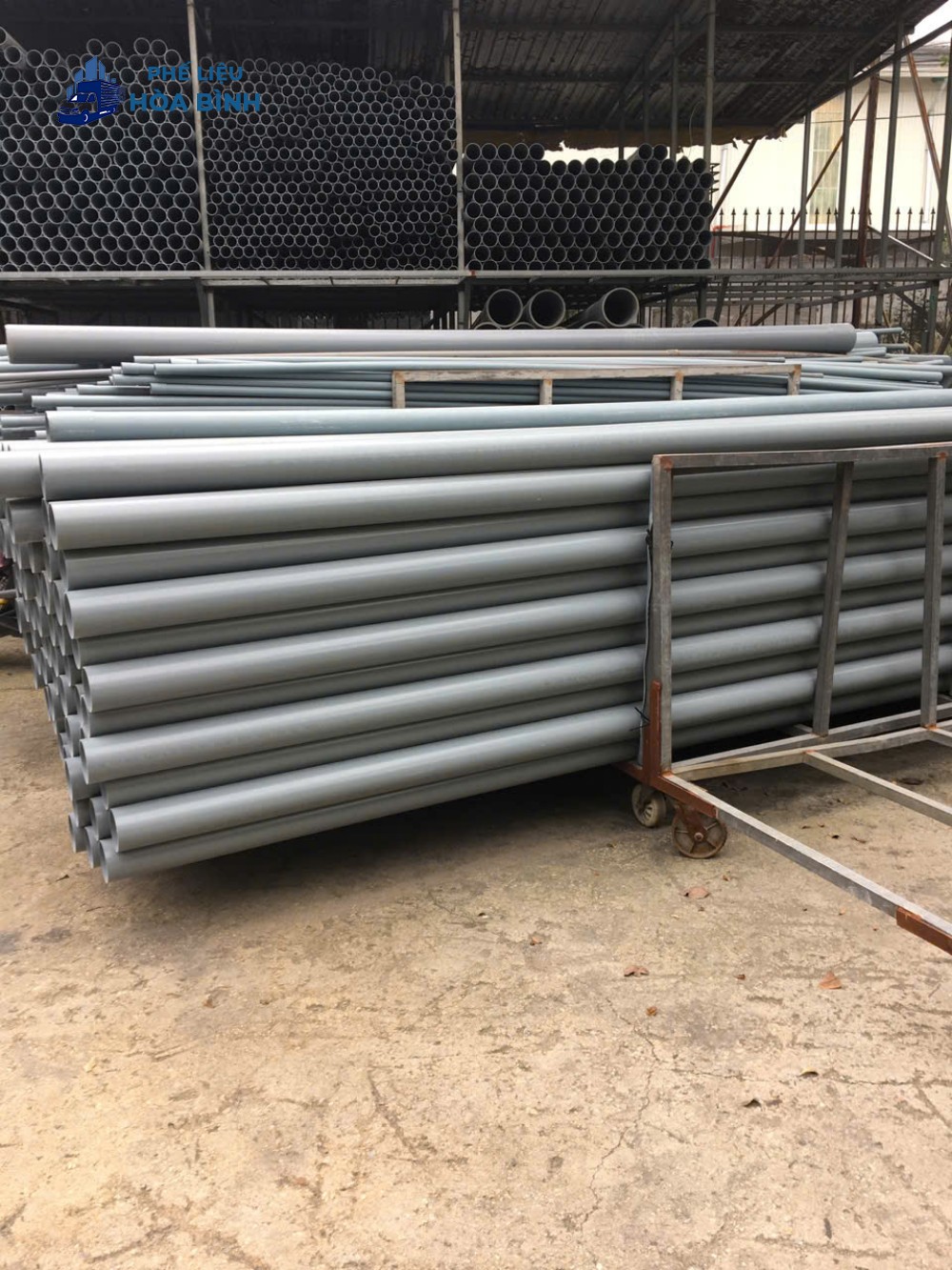 Cân xác định khối lượng phế liệu thực tế trước khi tính giá trị lô hàng.